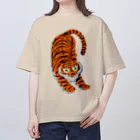 segasworksのトラちゃん（のびのび〜爪とぎ） Oversized T-Shirt