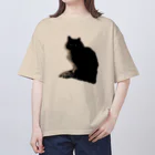 小鳥と映画館の左から光が当たっている黒猫 オーバーサイズTシャツ