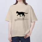 小鳥と映画館の黒猫と影　英字白 オーバーサイズTシャツ