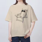 V Voca.のデッキチェアに座る猫 A オーバーサイズTシャツ