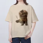 hoimisoの不服そうなペシャンコ猫のあおたろ（ひらがなver.その2） オーバーサイズTシャツ