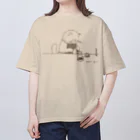 coeur.yu（クードットユー）のカフェのマスター（印刷インクカラー：ココアブラウン） Oversized T-Shirt