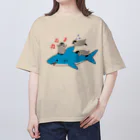 PGcafe-ペンギンカフェ-のサメと戯れるペンギンズ オーバーサイズTシャツ