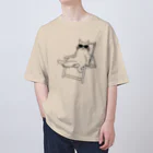 V Voca.のデッキチェアに座る猫 A オーバーサイズTシャツ