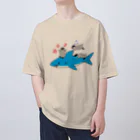 PGcafe-ペンギンカフェ-のサメと戯れるペンギンズ オーバーサイズTシャツ