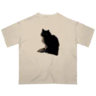 小鳥と映画館の左から光が当たっている黒猫 Oversized T-Shirt