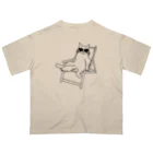 V Voca.のデッキチェアに座る猫 A オーバーサイズTシャツ