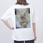 Maarjaara_Maarjaaraの白い猫と白い椅子 オーバーサイズTシャツ