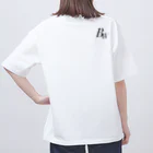 ブラックホワイトの背面タイヤに立つ女性 Oversized T-Shirt