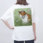 にゃんこーねこの草の中の猫 オーバーサイズTシャツ