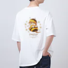 カワウソとフルーツのBaby Otters Honey（文字茶色） Oversized T-Shirt