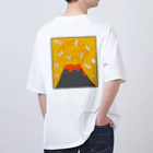 パンのムニエルの宙を舞う恐竜たち（噴火Ver.） オーバーサイズTシャツ