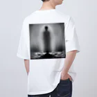 Luxim(モノクロ専門)の後ろに幽霊(守護霊) Oversized T-Shirt