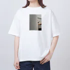 ロキの店の覗く犬 Oversized T-Shirt