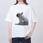 ロキの店の座り犬 Oversized T-Shirt