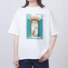 Ａｔｅｌｉｅｒ　Ｈｅｕｒｅｕｘの窓辺の猫　②　背景あり Oversized T-Shirt