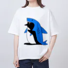 PGcafe-ペンギンカフェ-のサメを被るペンギン オーバーサイズTシャツ
