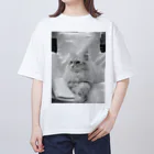 Maarjaara_Maarjaaraの白い猫と白い椅子_2 オーバーサイズTシャツ