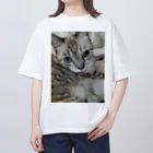 ねこの森でお散歩のフッワフワのシャムミックス Oversized T-Shirt