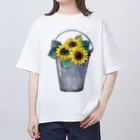 Fred HorstmanのWatering bucket and sunflowers  じょうろ と ひまわり Oversized T-Shirt