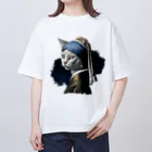 Hamidusのパールイヤリングをした猫- Vermeerの笑える絵画 Oversized T-Shirt