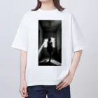 justfit150のa woman in the shadows Oversized T-Shirt
