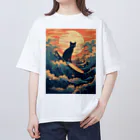 たゆたゆの夕焼けと波乗りする黒猫 オーバーサイズTシャツ