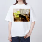 愛犬のグッズの木漏れ日 Oversized T-Shirt