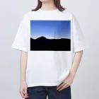 Dali13のAzure Twilight Glow of Japan's Rural Mountain Ranges オーバーサイズTシャツ