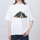 ワンコグッズの寝そべったバーニーズ Oversized T-Shirt