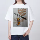 DAYS OF INSECTのこっちを見てるオオスズメバチ！ オーバーサイズTシャツ