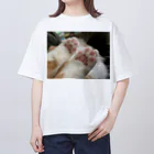 にゃんこのお小遣いのねこ　にゃんこの肉球 オーバーサイズTシャツ