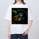 LunaNocturneの花の美しさと少女の儚さが、幻想的な世界を彩る。 オーバーサイズTシャツ