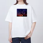 zzmatsudaの夕焼けと柿の木のトワイライト オーバーサイズTシャツ