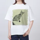 コハクのカーテンレールから見下ろすコハク オーバーサイズTシャツ