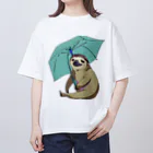 クリエイティブキャンパスマンの傘を持つナマケモノのモーちゃん Oversized T-Shirt