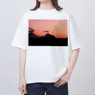 QuirkyRockeyのSUNSET Oversized T-Shirt