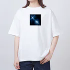 itacyoko(AIイラスト屋)の宇宙に輝く青い光 Oversized T-Shirt