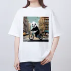 遊びの場の自転車に乗るパンダ Oversized T-Shirt