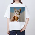猫雑貨屋　ねこまろのアイスにかぶりつく猫 Oversized T-Shirt