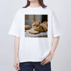 猫雑貨屋　ねこまろのパンの化身、茶トラ Oversized T-Shirt