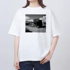 崖っぷちのポニョの"Nostalgia Ville：さびれた町の魅力を感じるグッズ" Oversized T-Shirt