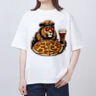 gorillArtの軍曹ライオンが愛するビールとピザ オーバーサイズTシャツ