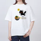 MirofuruDesignのラーメンが大好きな黒猫がラーメンを見つけて驚いている オーバーサイズTシャツ