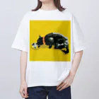 Yuhki | おばけのゆうき 公式オンラインショップ　【ちぎり絵・貼り絵のTシャツ・パーカー・スマホケース・バッグ・日用品・雑貨・文具・ドッグTシャツなど販売中】の水飲む黒猫(ちぎり絵/貼り絵) Oversized T-Shirt