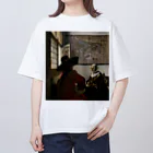 世界美術商店の兵士と笑う女 / Officer and Laughing Girl Oversized T-Shirt