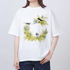 やちよ｜リアル鳥イラストの鶺鴒さんとミモザのリース（枝なし） オーバーサイズTシャツ