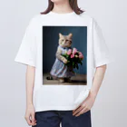 kuronyansuzuのお祝いの花束を持っているアメショーちゃん Oversized T-Shirt