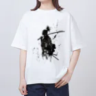 JapanBoyの黒と白のサムライ: 陰と陽の完璧なバランス Oversized T-Shirt