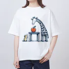 姫とすずり。のテーブルが高くて食べれないハムスターと背が高すぎるキリン Oversized T-Shirt